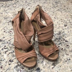 Levity. Size 7. Heel.